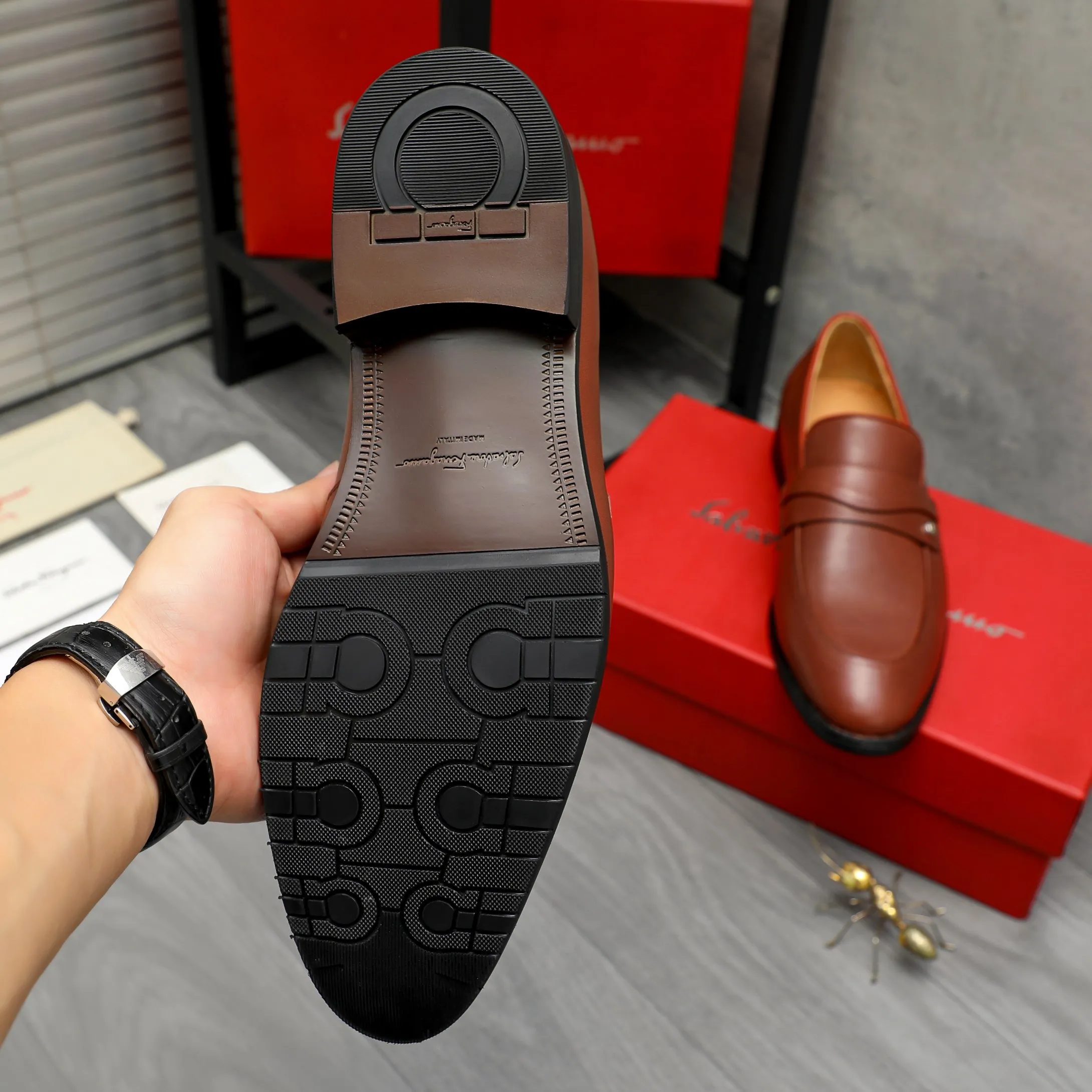 Men's men's shoes💰460 Product trademark: Ferragamo "Ferragamo" business slip-on leather shoes Regular size: 39-44 Product materials: Selected high-quality cowhide upper, cowhide lining, original outsole